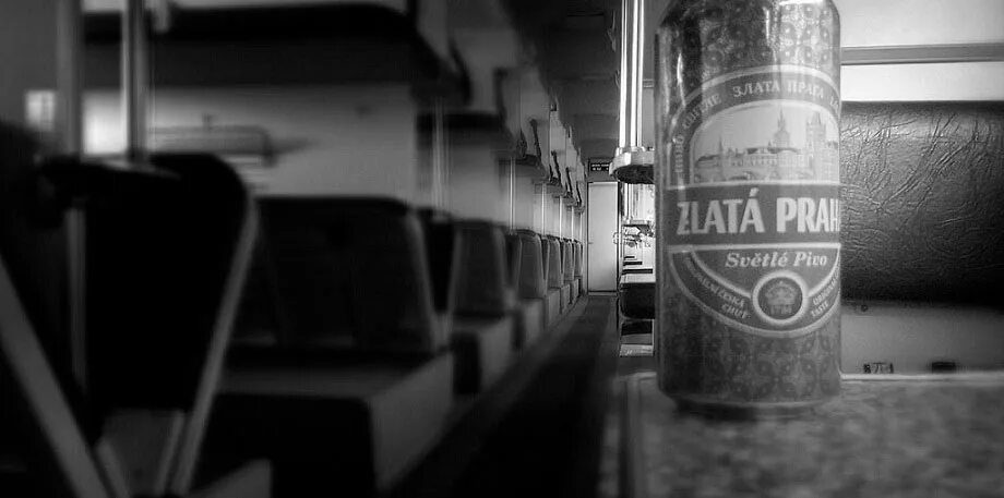 Пить пиво в поезде. Пиво черно белое. Пиво железнодорожное. Пиво в поезде. Пиво реклама черно белая.
