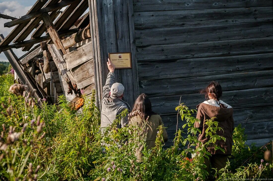 Заброшенные жители деревень. Жители заброшенных деревень. Деревенские жители. Заброшеные деревни красноярского края. Тайга заброшеные деревни.
