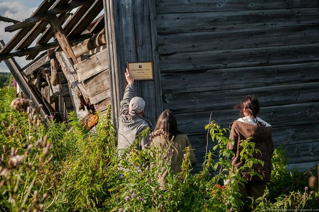 Начать жизнь в деревне. Заброшенная деревня. Живу в заброшенной деревне. Люди в заброшенных деревнях. Жители заброшенных деревень.