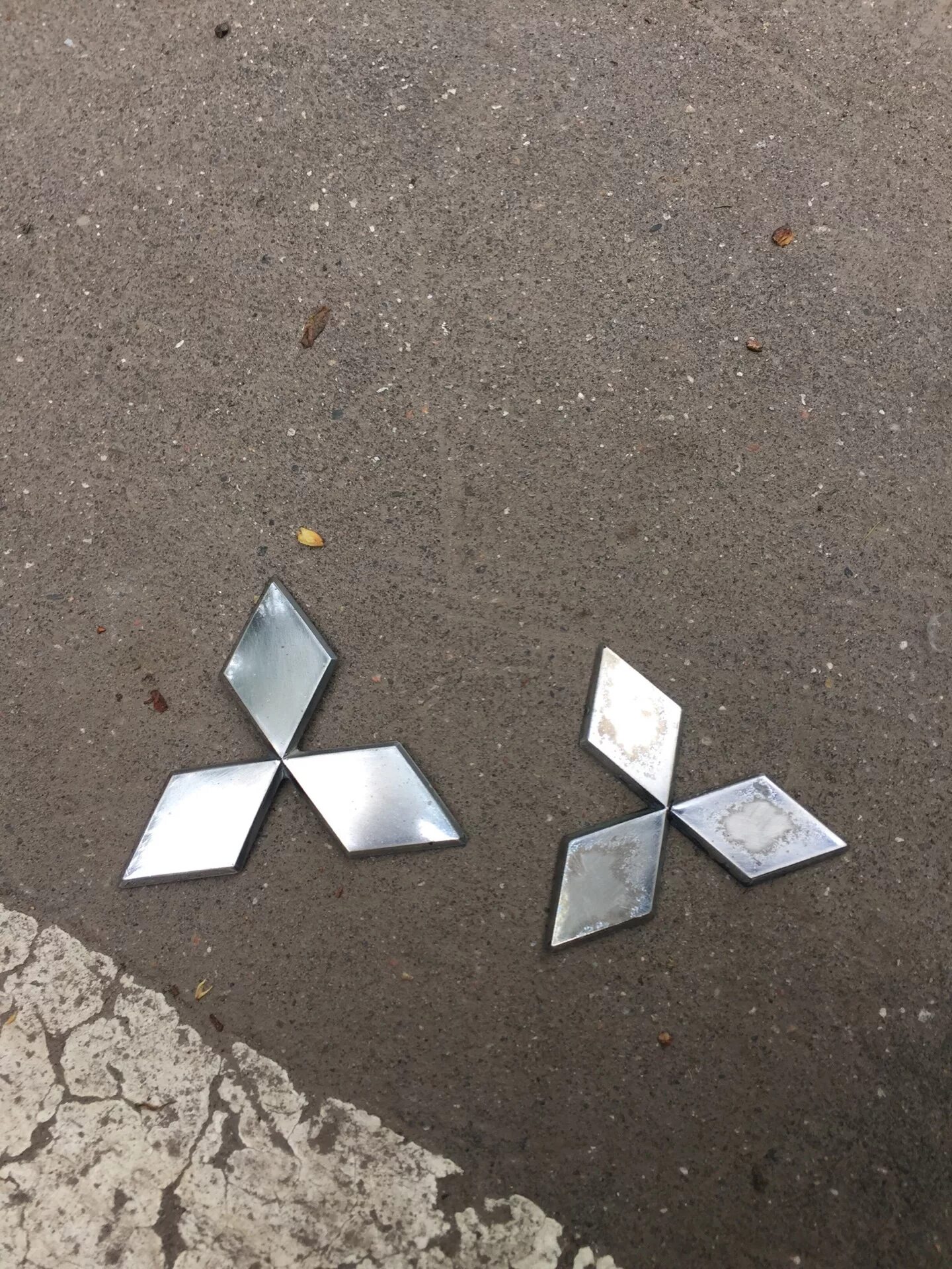 Значок митсубиси лансер 9. Светящийся значок митсубиси. Mitsubishi логотип. Значок митсубиси лансер 9. Значок митсубиси лансер 10.