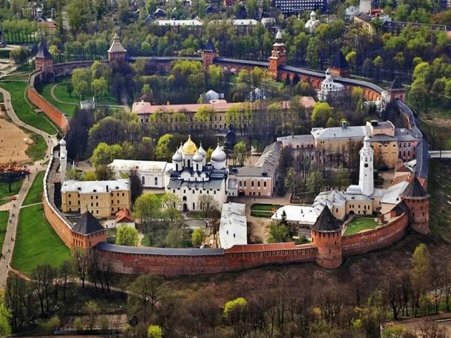 Исторический центр город россии. Новгородский Детинец Великий Новгород. Новгородский Детинец достопримечательности Великого Новгорода. Новгородский Кремль Детинец. Кремль Детинец в Великом Новгороде.