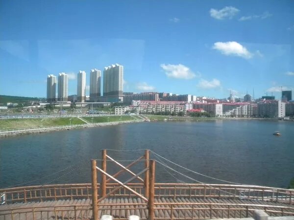 Мост на остров русский во владивостоке. С владивостока видно китай. Китай город владивосток. Владивосток видно китай. Владивосток вид на китай.