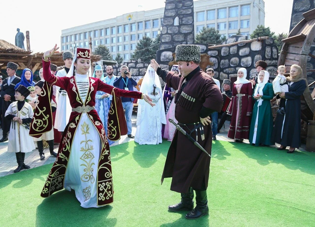 народы кавказа ингуши национальный костюм. гос ансамбль ингушетия. национальный костюм чеченцев ингушетии. национальный костюм чеченцев ингушетии. осетины на кавказе национальный костюм.