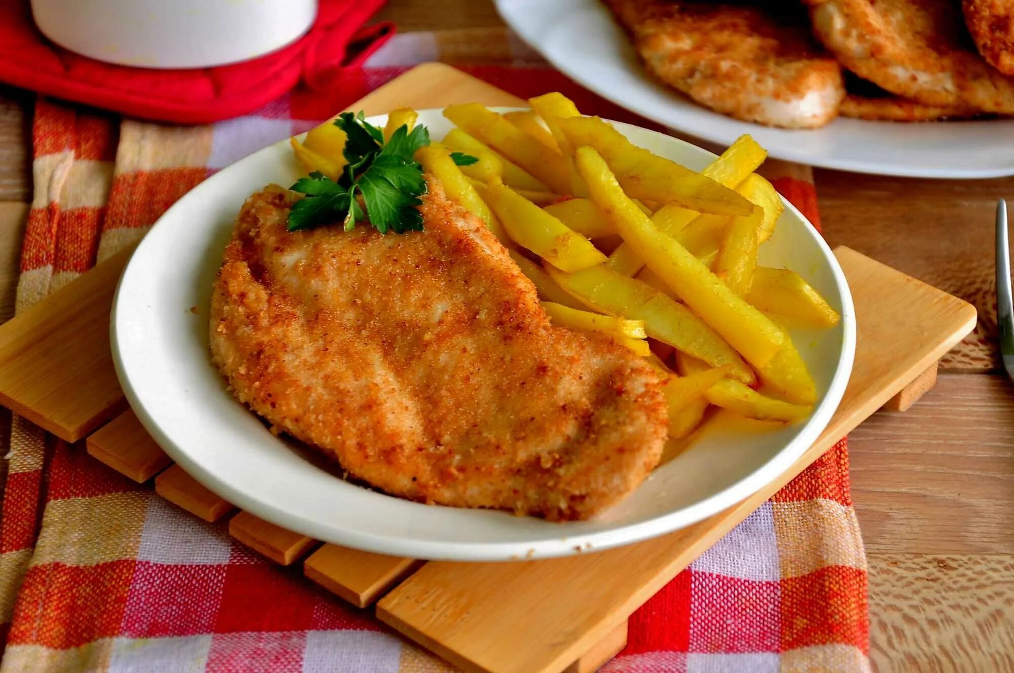 Куриная грудка на сковороде в панировочных сухарях. Куриное филе в панировке. куриная грудка в панировке. куриные грудки в панировке. лангет куриный.