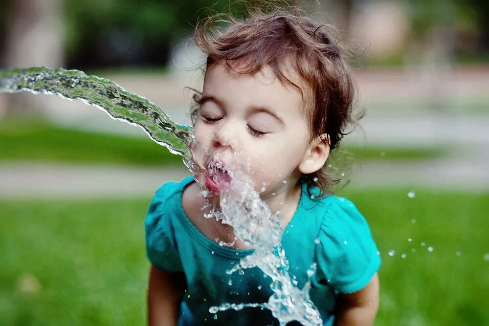 Ребенок любит воду. Дети воды. ребенок пьет воду. человек пьет воду. ребенок пьет чистую воду.