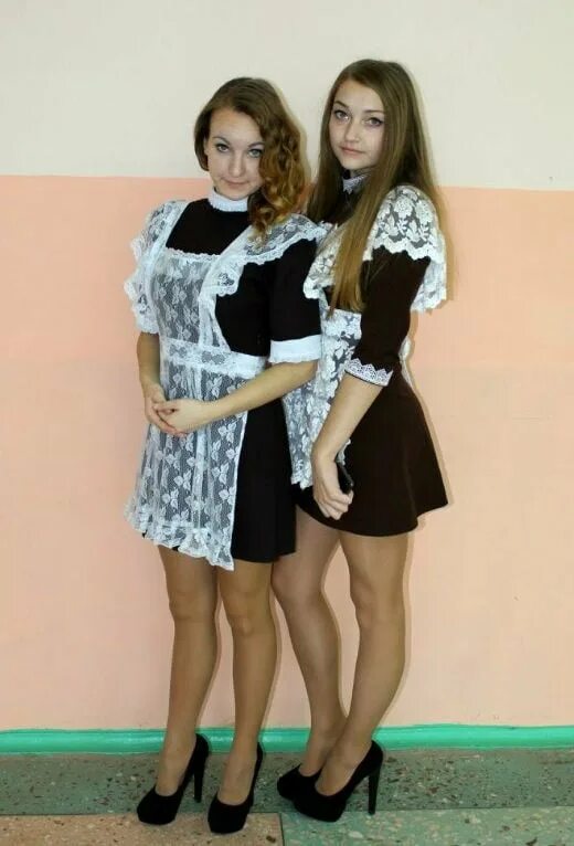 красивые выпускницы в школьной. красивые старшеклассницы. в чулочках в школе. под школьной формой. красивые ученицы.