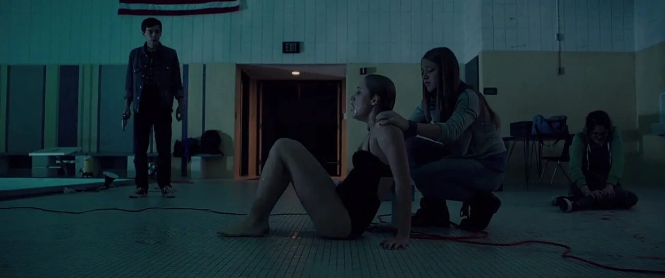 Оно it follows 2014. It follows (дэвид роберт митчелл, 2014). дэвид роберт митчелл it follows 2. майка монро в фильме оно.