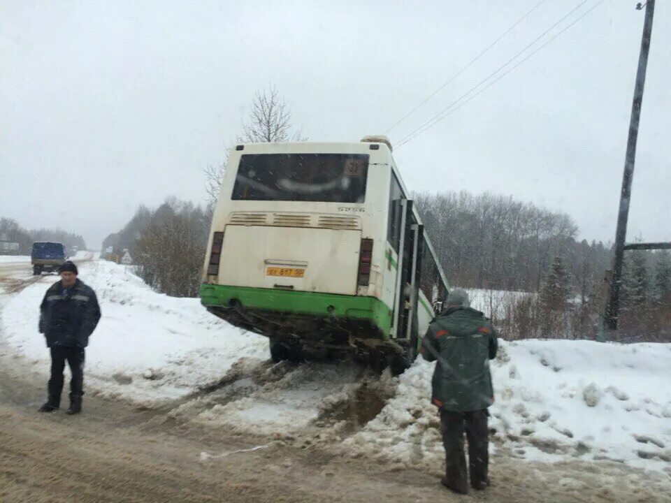 Расписание 31 автобуса хотьково мостовик. Автобус Мостовик Сергиев Посад. Происшествие в посёлке Мостовик. Авария в поселке Мостовик.