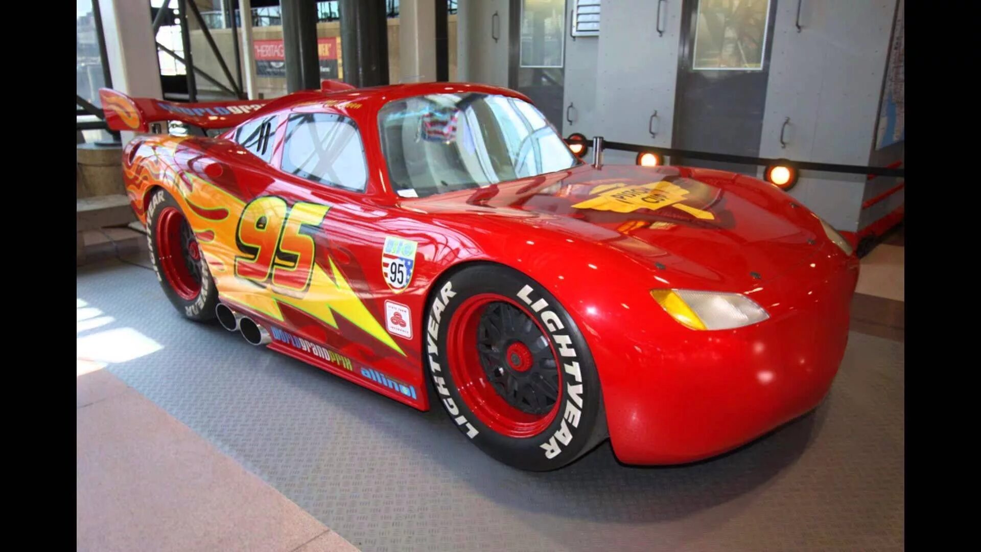 Маквин машина в жизни. Chevrolet Corvette Маккуин. Chevrolet Corvette c6 Lightning MCQUEEN. Додж Вайпер молния Маквин. Chevrolet Corvette c6 MCQUEEN.