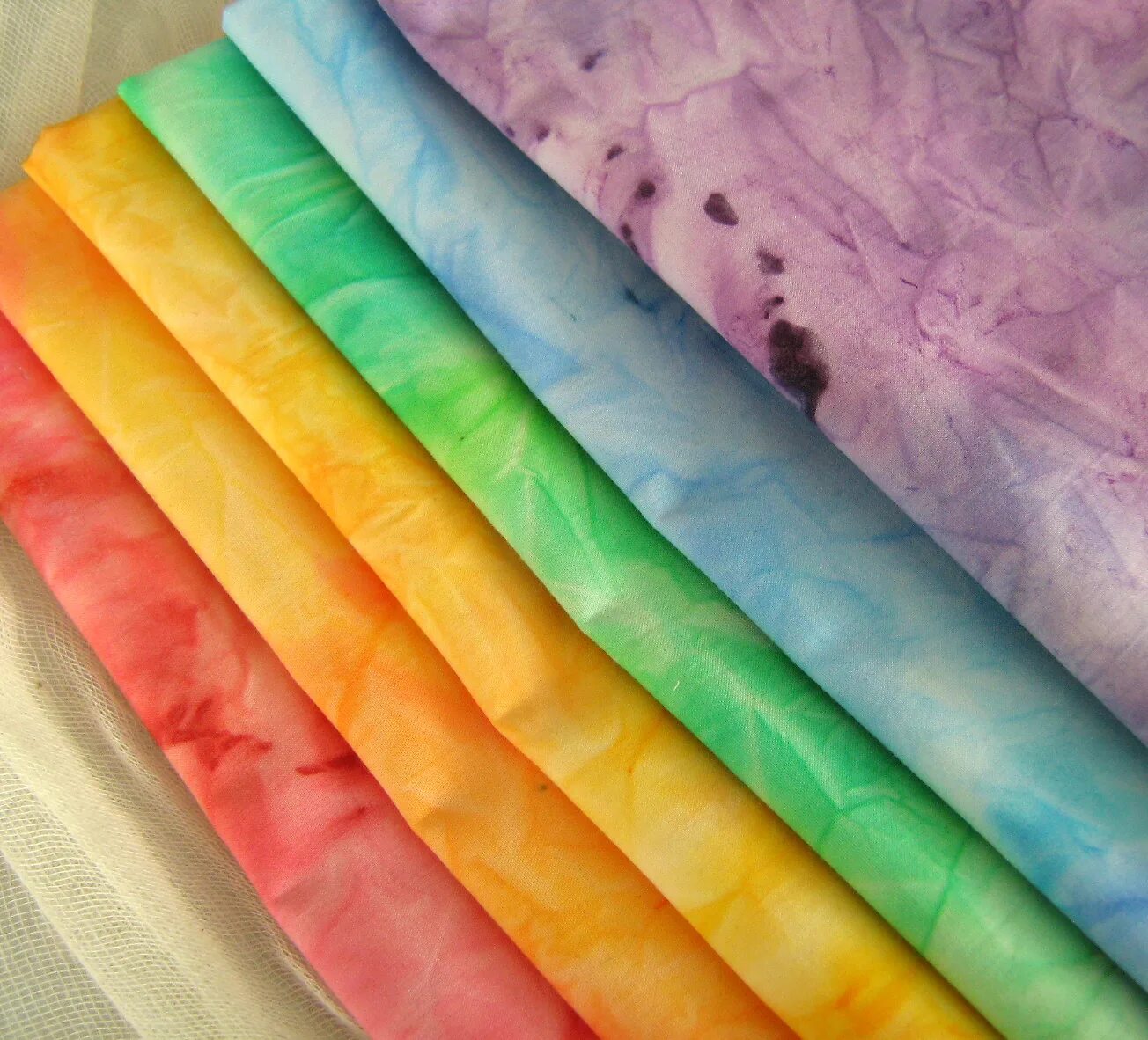 Шелк разноцветный. Окрашивание ткани природными красителями. Окрашивание тканей. Шибори батик. Окрашенная ткань.