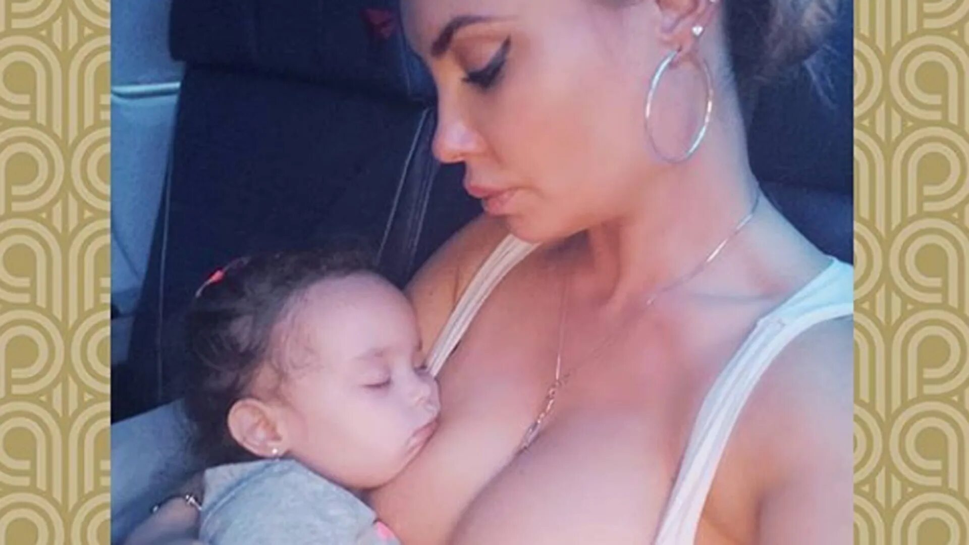 Coco Austin Breastfeeding. Baby Coco грудь.