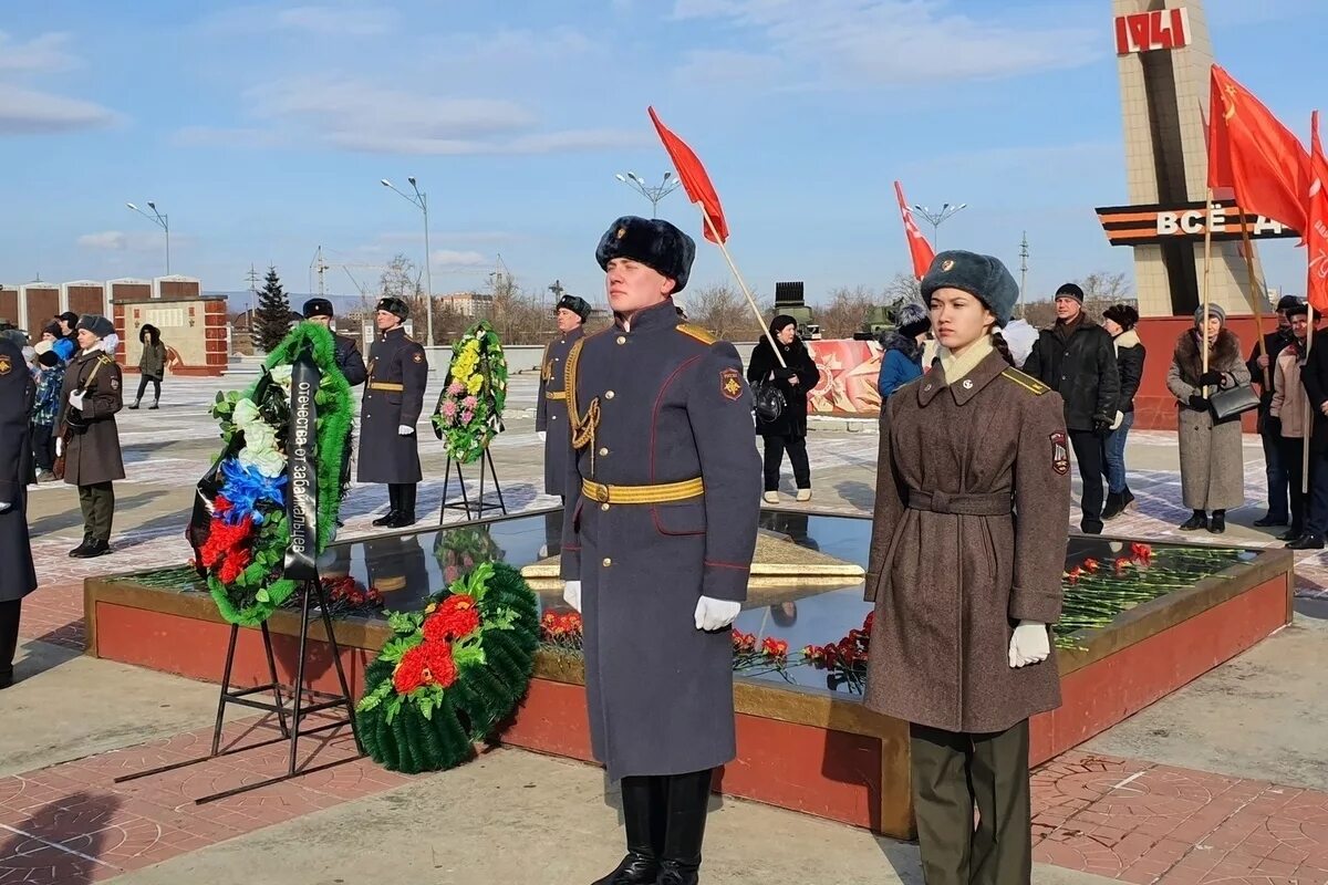 Защитники отечества чита. Митинг посвященный Дню защитника Отечества. Вечный огонь Чита. Мемориал Чита. Чита 23 февраля мемориал.