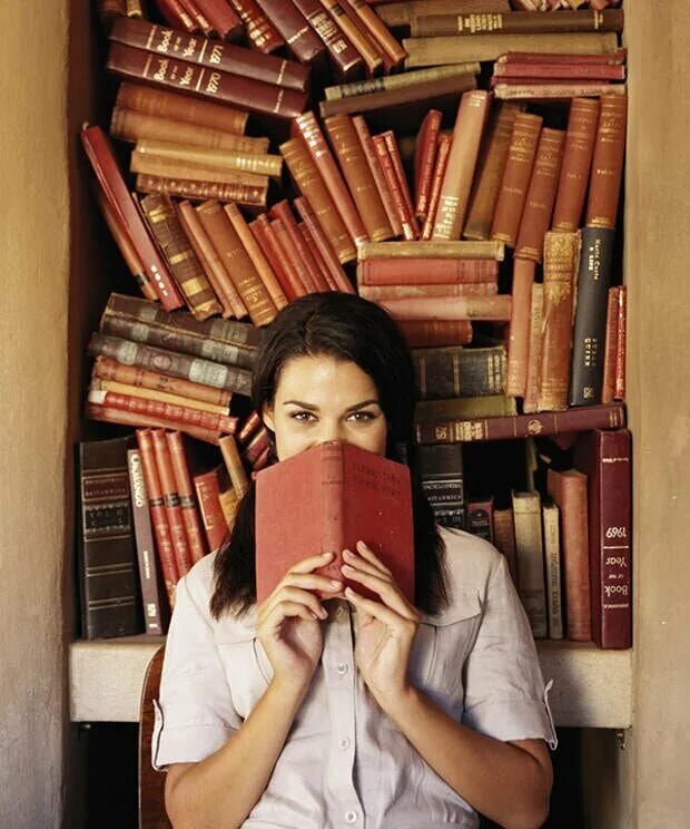 Woman книга. Женщина с книгой. Книга человек. Женщина с книгой в руках. Чтение книг.