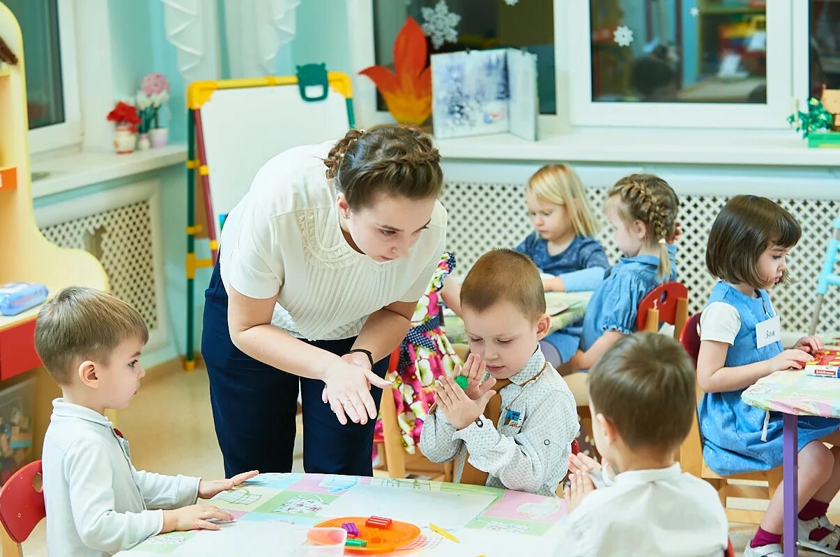 Воспитатель. Дети в детском саду. Дети в саду. Воспитатель детского сада.