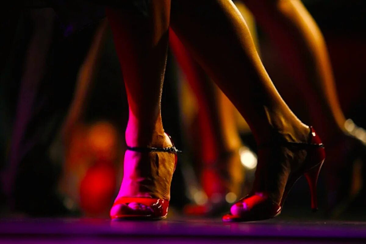 красиво танцевать на каблуках. стиль танца на каблуках. красиво танцевать на каблуках. туфли стриптизерши. девушка танцует на каблуках.