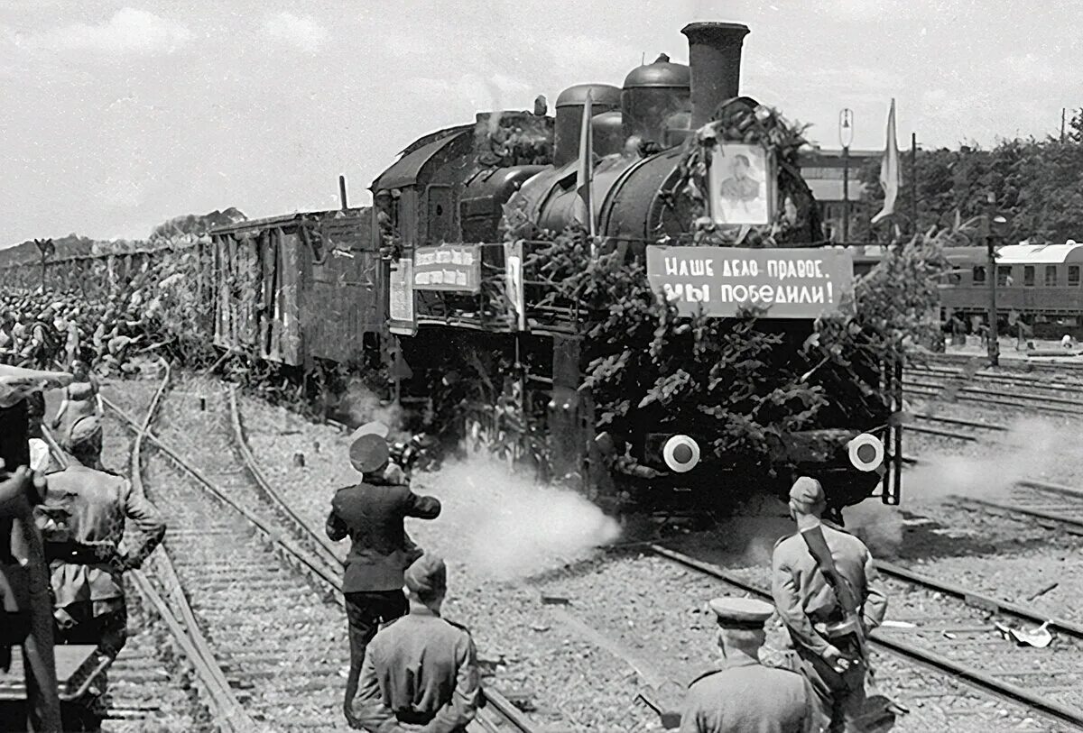 Поезд идёт на восток 1947. Ис2 танк курская дуга. Стихотворение эшелоны. Эшелоны идут на восток. Эшелоны идут на восток.