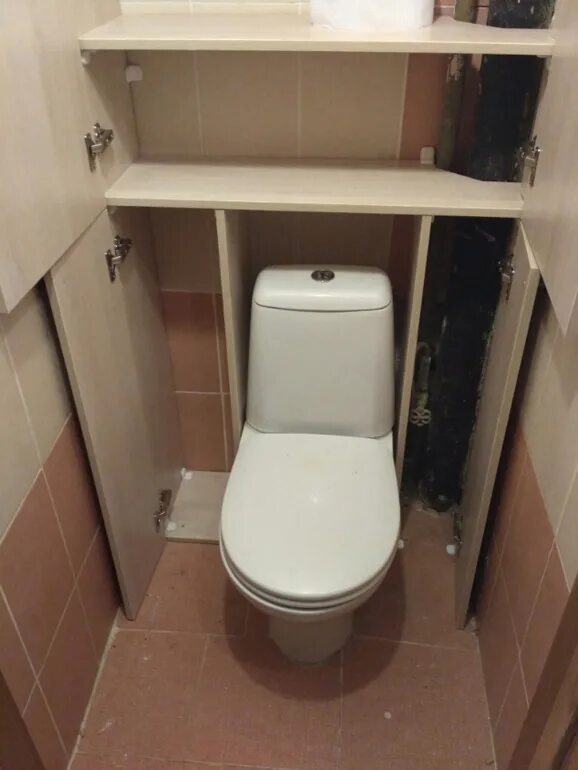 Рольф ставни в туалет. Сантехнические рольставни 900х1000. Сантехнический шкаф в туалете за унитазом. Туалет задний шкаф. Как закрыть трубы за унитазом.