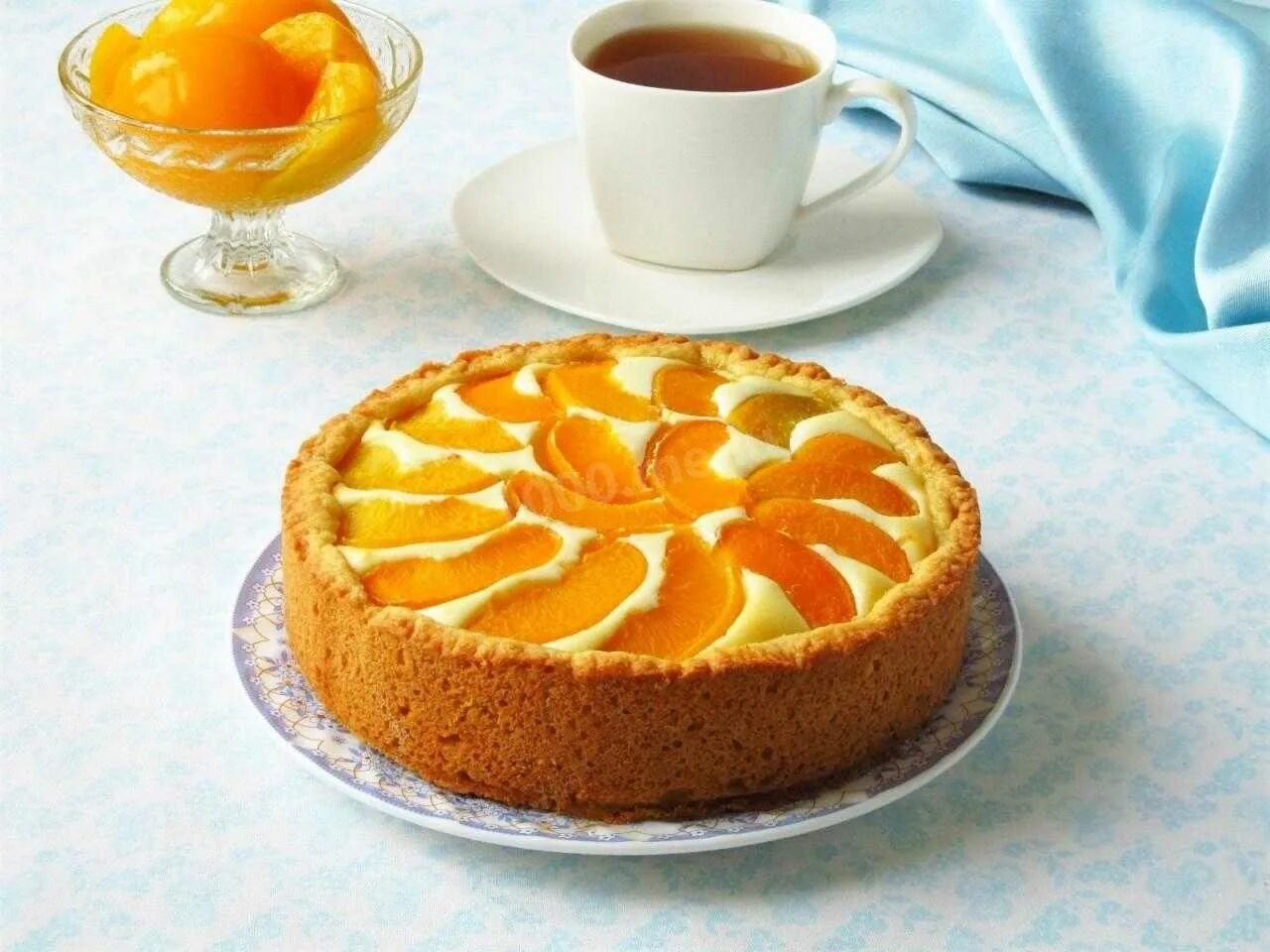 Тарт с персиками и творогом. Пирог с творогом и абрикосом. Пирог с персиками консервированными. Творожно персиковый пирог. Пирог песочный с творогом в духовке.