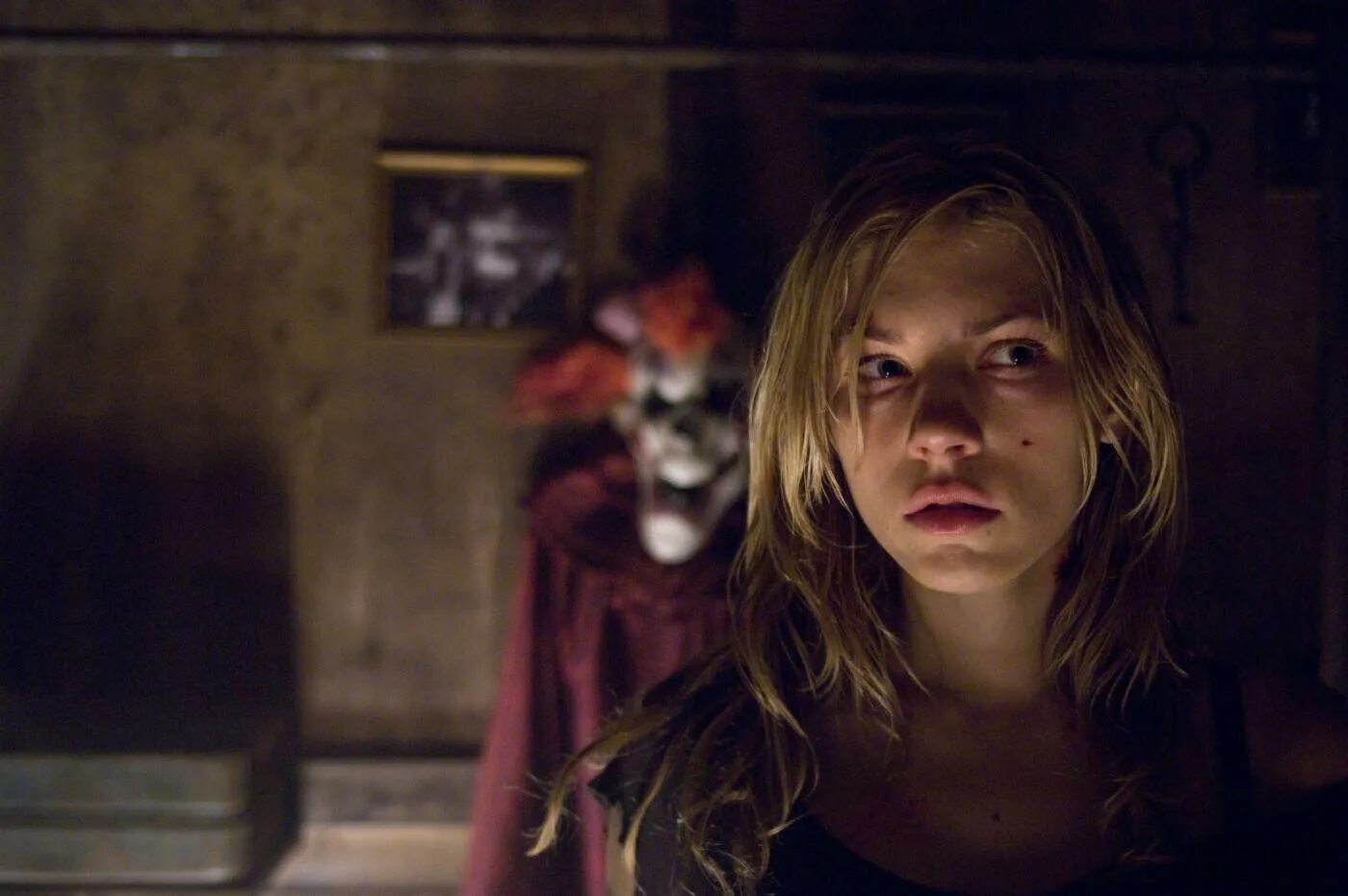 ужасы триллеры 16. керри кондон логово монстра. кэтрин уинник фильм ужасов. ужасы триллеры 16. Sweet river фильм 2020.