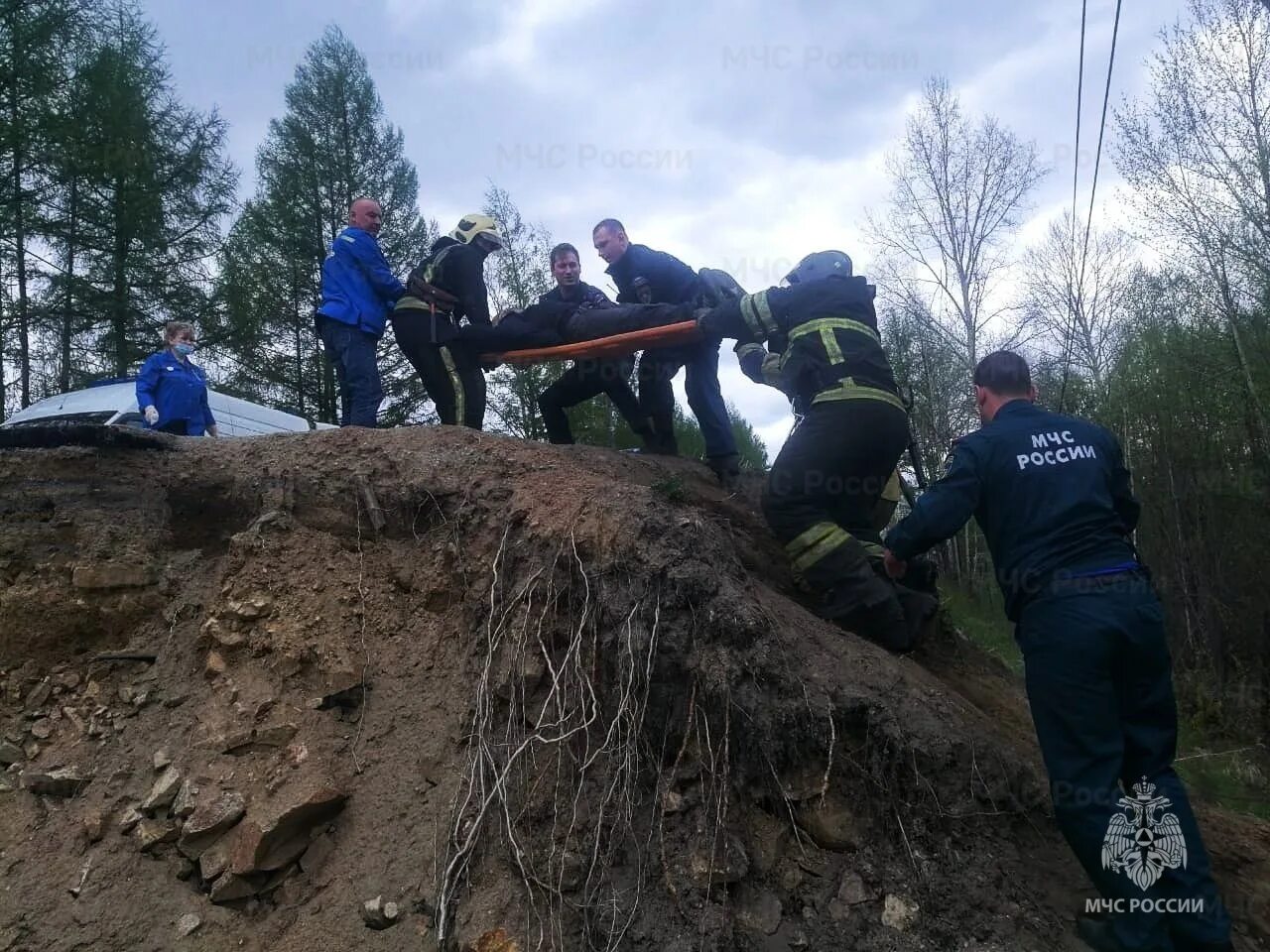 МЧС Благовещенск РБ. Машина слетает с моста. Спасательная операция в амурской области последние