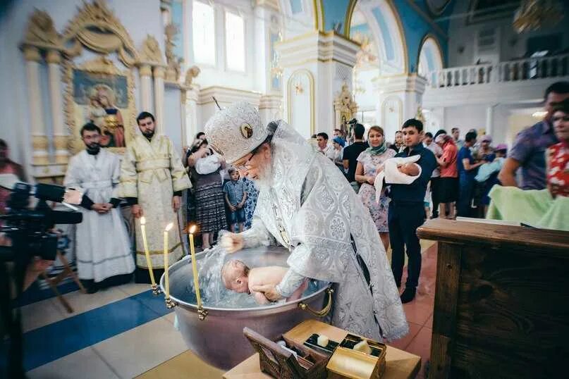 Крещение таинство церкви. Свято-троицкий собор крестины. троицкий храм королев внутри крестины. александро-невская лавра крестильный храм. крещение 2025 ульяновск.