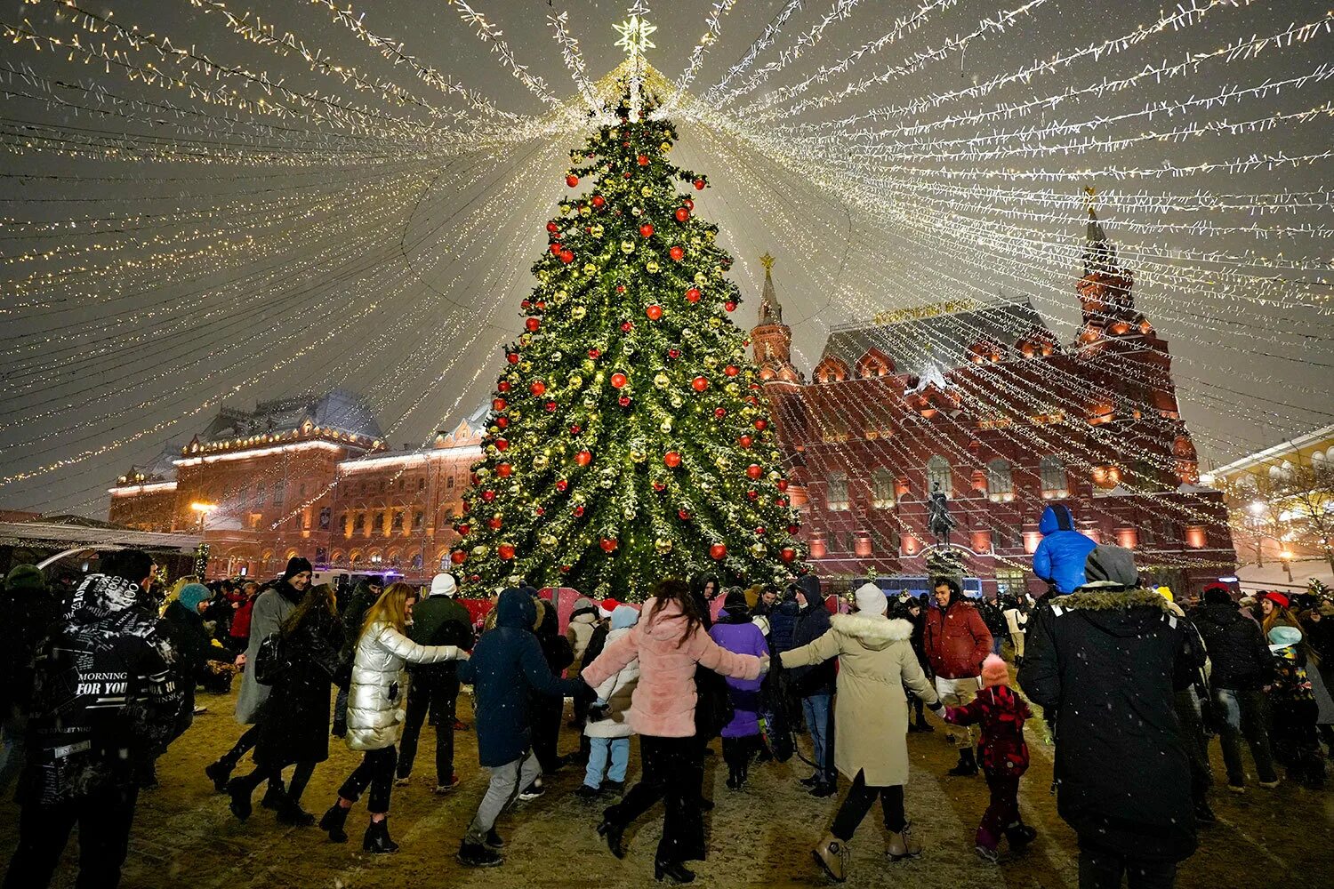 Фотка нового года 2024. Центральная елка в Москве 2022. Главная елка на красной площади 2022. Елка на Манежной площади 2020 Москва. Елка в Москве 2022 на красной площади.