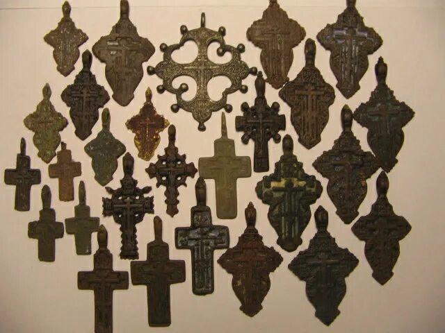 Предметы христианской веры. Христианские предметы культа. Объекты религиозного культа. Первые христианские нательные крестики. Таблица с скульптурой романского и готического.