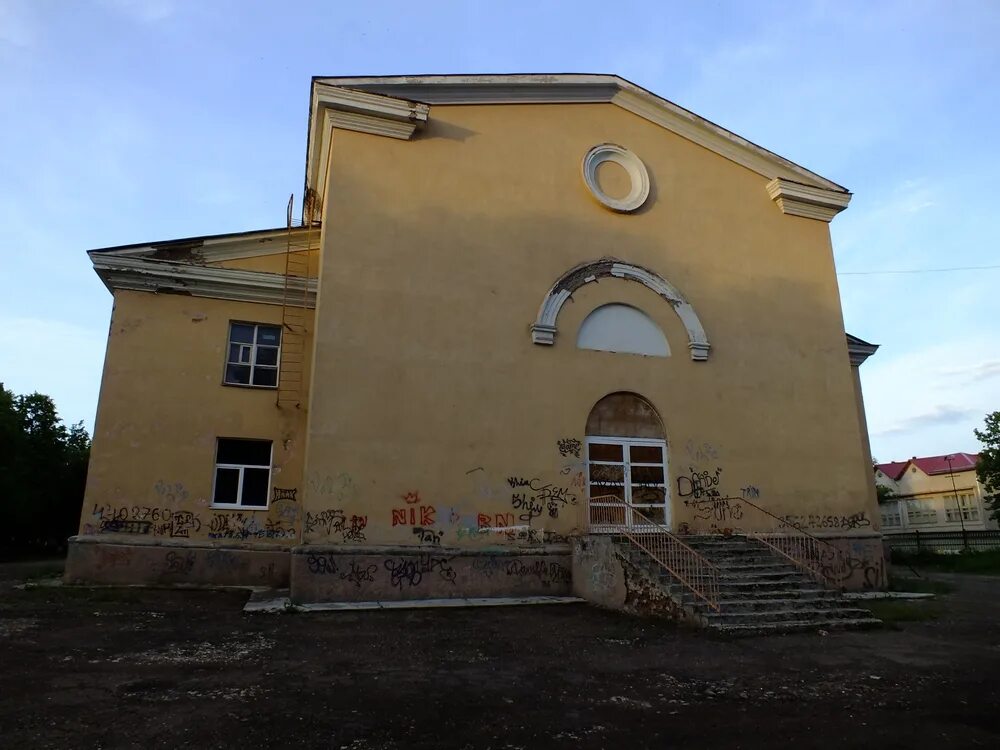 Дворец ГОЗНАК Краснокамск. Дворец культуры Гознака Краснокамск. Дворец культуры ГОЗНАК Пермь. Площадь ДК Гознака Краснокамск.