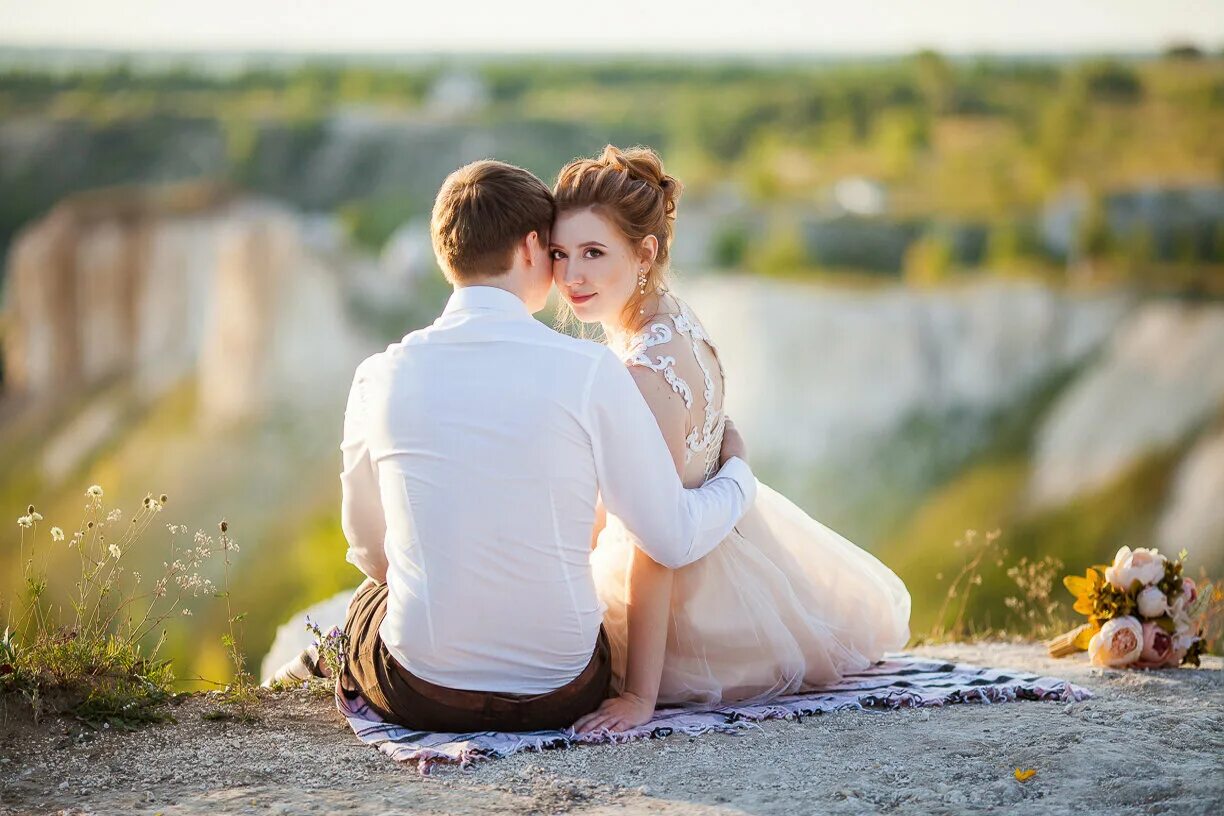 фотограф и невеста. фотограф фотографирует свадьбу. свадьба фотограф час. свадьба фотограф час. современная свадебная фотосессия.