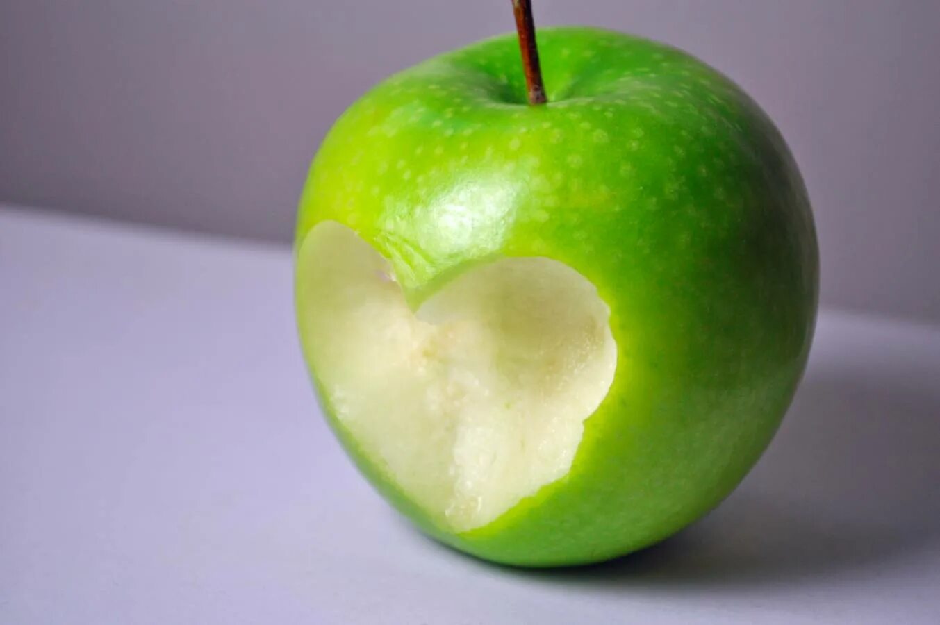 Глупое яблоко. Яблоки зеленые. Надкусанное яблоко. Яблоко зеленое откусанное. Половинка яблока.