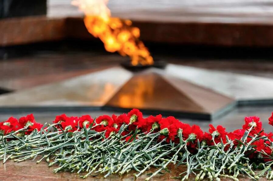 ВОВ 1941 1945 вечный огонь. Вечный огонь в честь воинов интернационалистов. Москва вечный огонь могила неизвестного солдата. Цветы у вечного огня. 22 июня победа