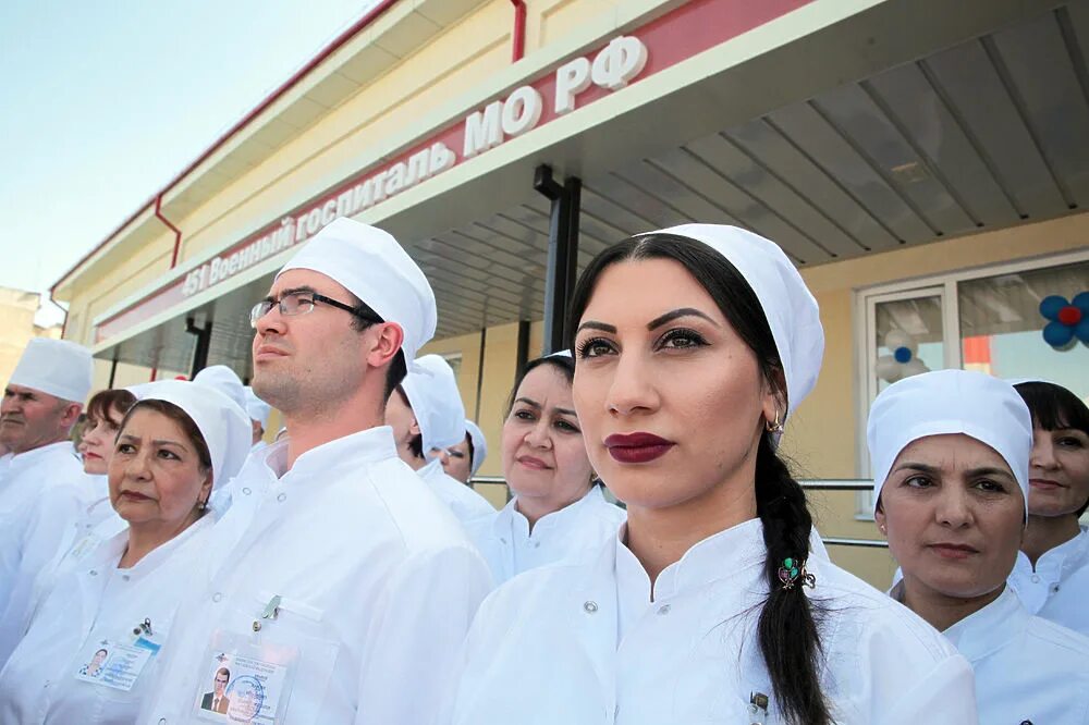 Приглашаем на работу врачей. Уборка операционной. Медперсонал. Команда врачей. Молодые специалисты медики.