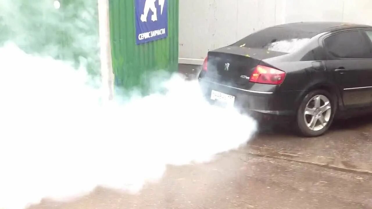 Volkswagen Diesel выхлоп чёрный дым. Машина на солярке выхлоп. Сизый дым на дизеле. Выхлоп машины дымящийся.