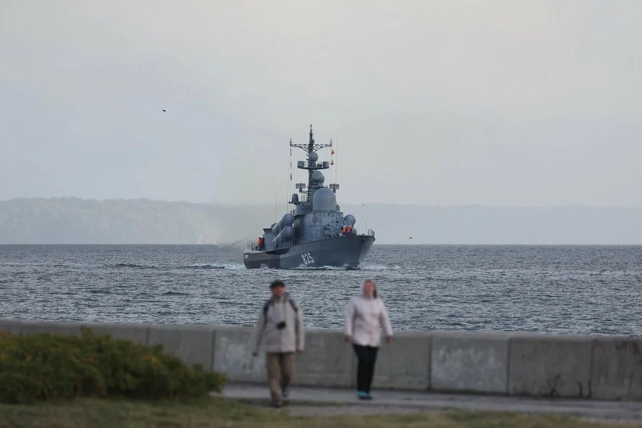 Балтийское море зеленоградск. Балтийск ливень. Шторм на балтике в калининграде. Волнорезы в балтийске. Балтийск ливень.