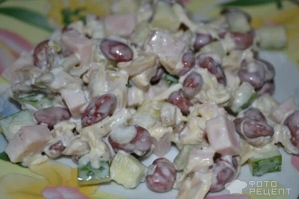 салат из фасоли, ветчины грибов. салат с красной фасолью и ветчиной. салат с ветчиной и фасолью и сухариками. салат с фасолью и ветчиной. салат с ветчиной и фасолью и огурцом.