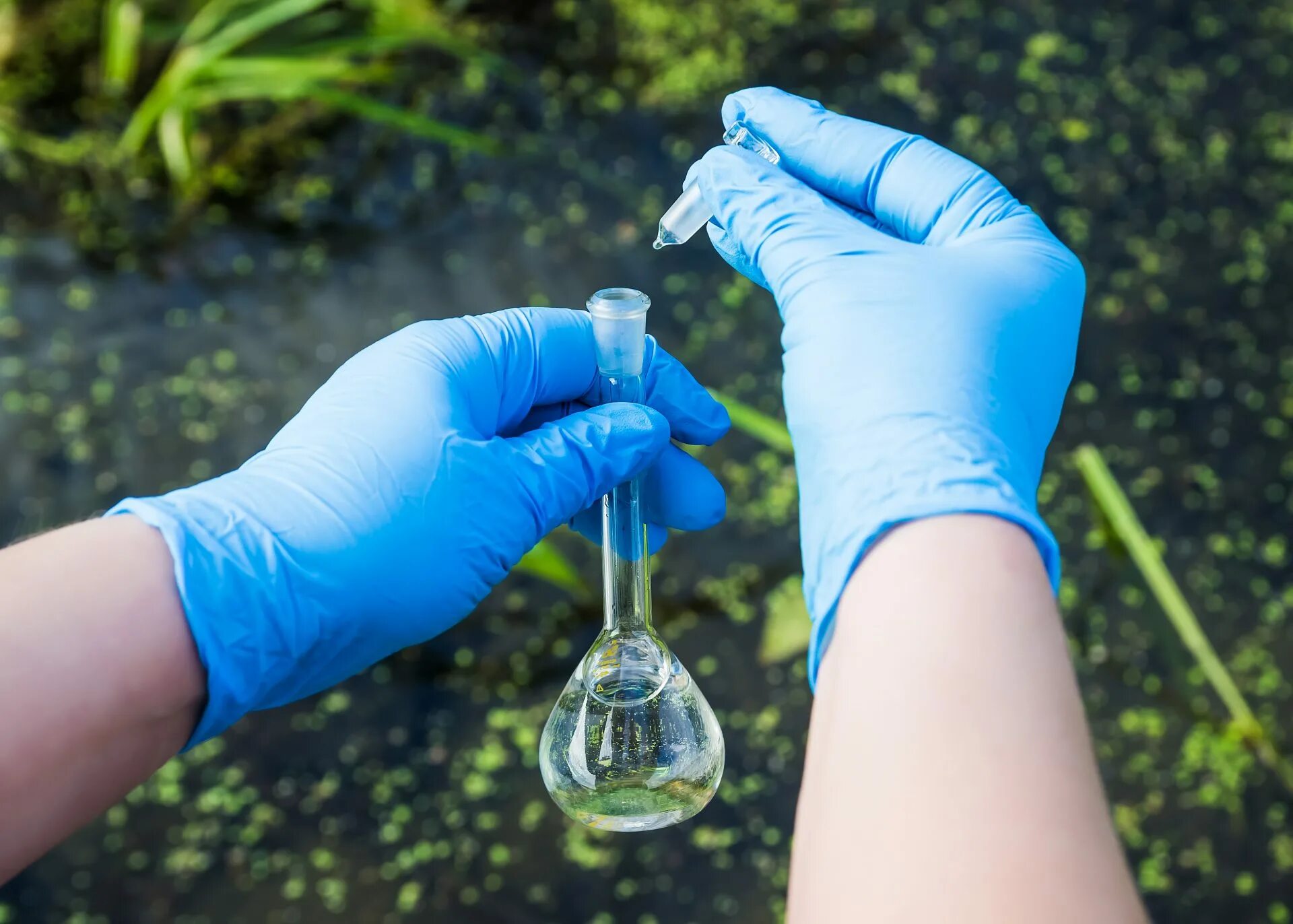 Пробы качества воды. Забор проб воды. Качество воды. Пробы сточных вод. Взятие проб воды.