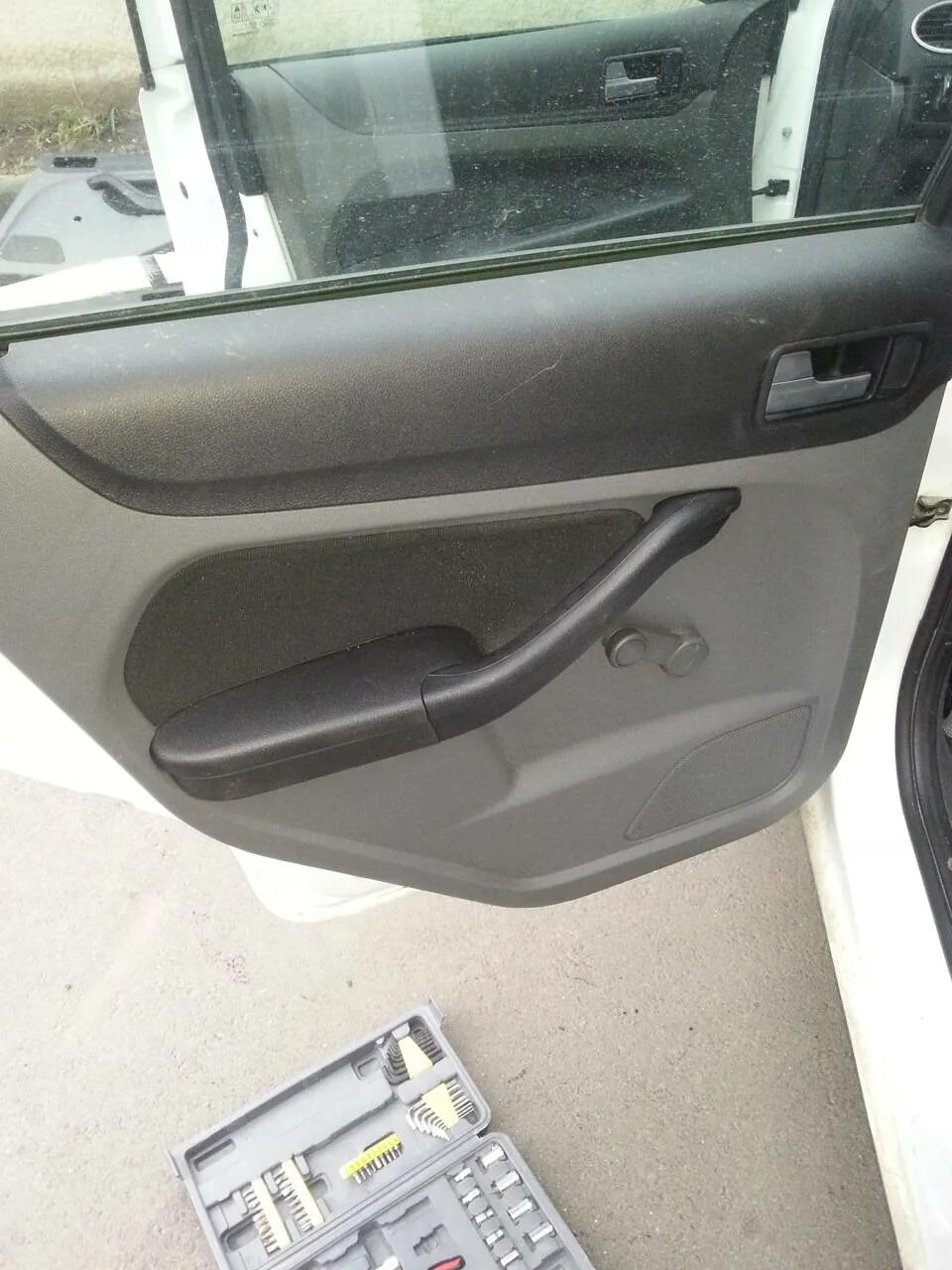 Снятие обшивки двери форд фокус 2. Накладка на обшивку двери форд фокус 2. Снятие обшивки двери форд фокус 2. Ford focus 2 карта задней двери. Ford focus 2 дверь внутри.