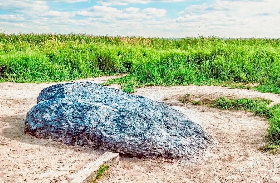 Синий камень 6. Синий оникс камень. Ярко синий камень. Синий самоцвет. Синь камень на плещеевом озере.