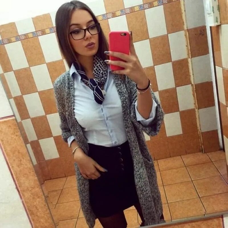 Пятница. Красивые девушки скучают на работе (40 фото)