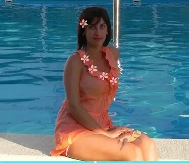 Telefonda yalangoch etuk ukrainalik ayollarning fotosuratlari