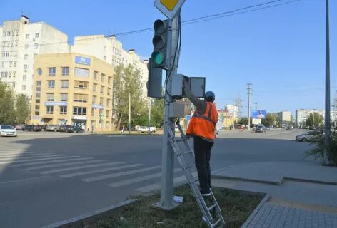 Пешеходный светофор на перекрестке