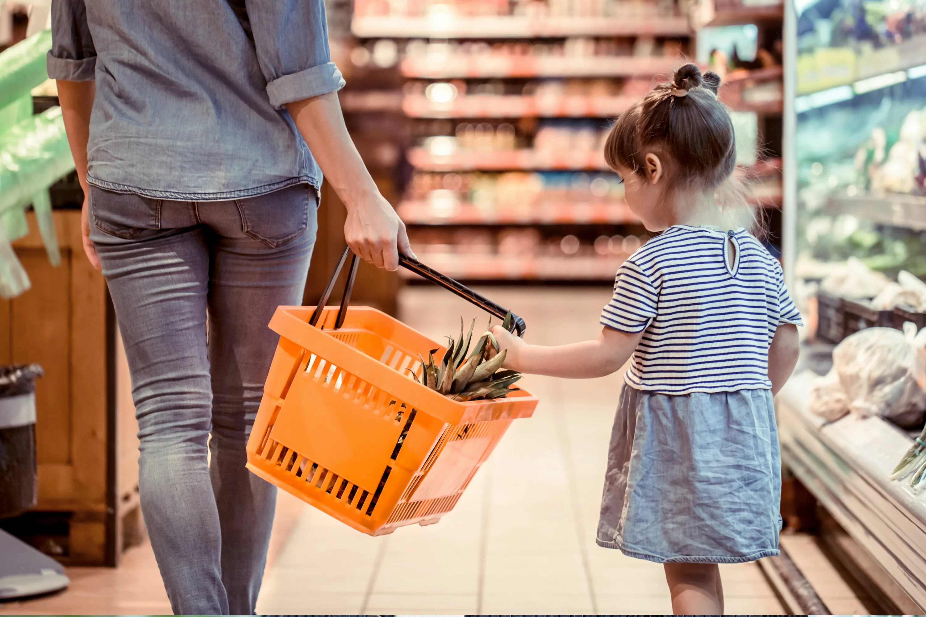 Дети шоппинг. Daughter магазин. Супермаркет стоковое фото. Shopping in the World. Мама купила мне квартиру