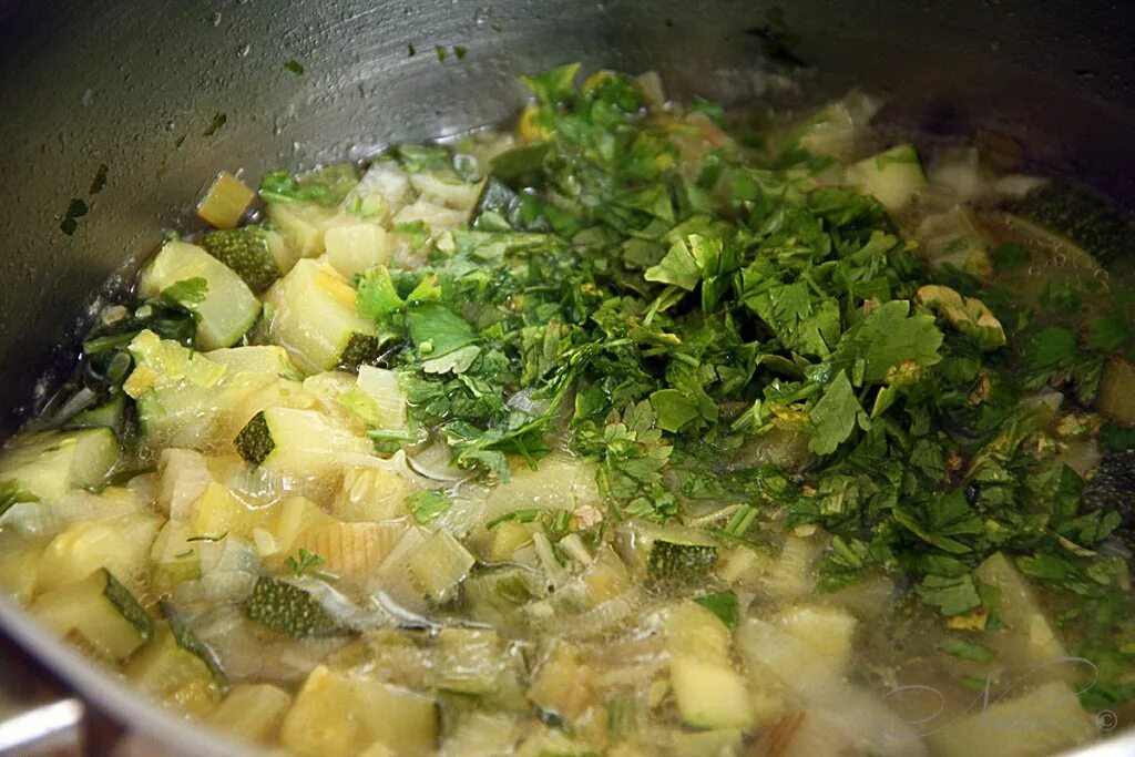 Припускание овощей. Припускание. Блюда из припущенного мяса. Припускание. Припускание это в кулинарии.