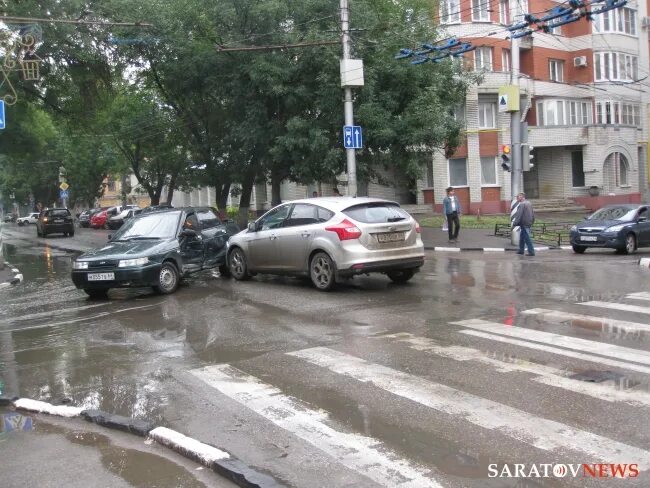 Дтп чернышевского сегодня. Перекресток обуховский чернышевского. Авария на чернышевского саратов. Авария в вологде на улице чернышевского. Авария на ул чернышевского саратов.