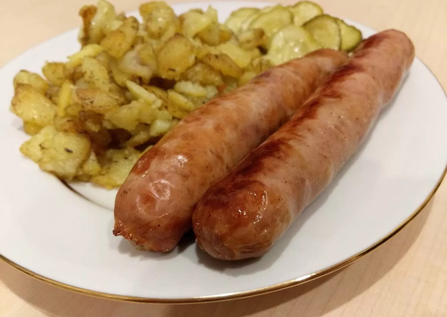 Сколько запекать купаты. Купаты запеченные. купаты в духовке. колбаски купаты в духовке. купаты с картофелем.