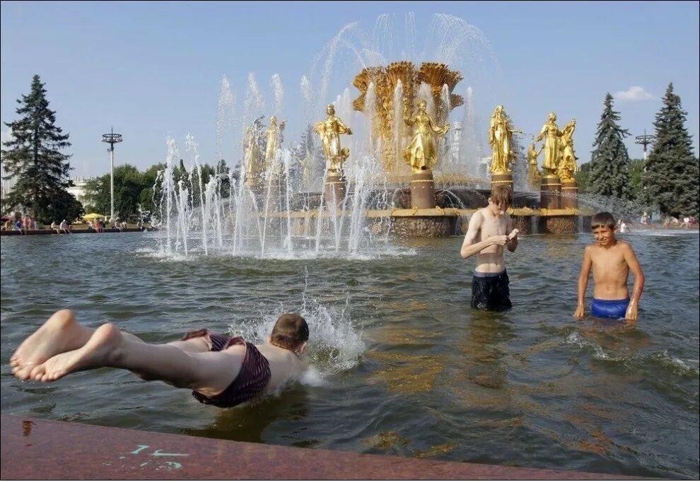 Будет ли летом жара. Купаться в фонтане. Жара в Москве фонтаны. Жаркое лето. Лето жара фонтаны.