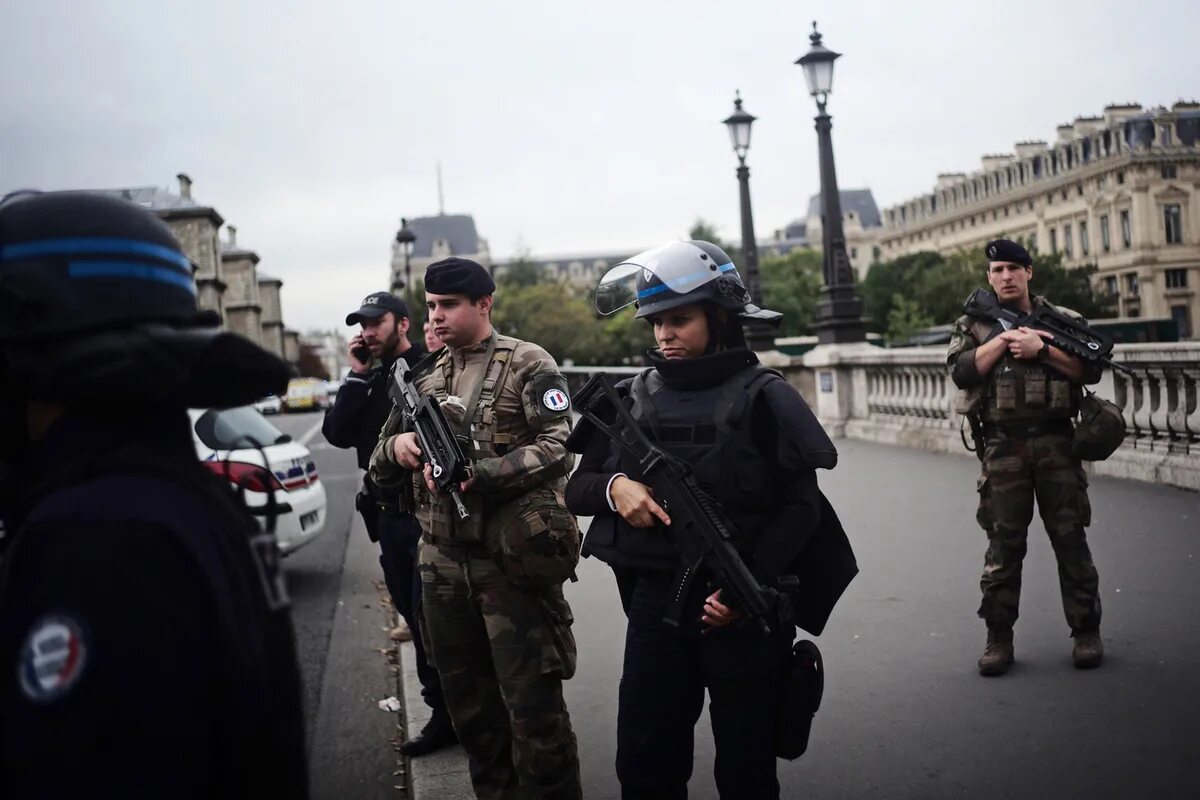 Французская полиция. Вооруженные нападения. Полиция Парижа. Вооружённое нападение. Нападение на штаб