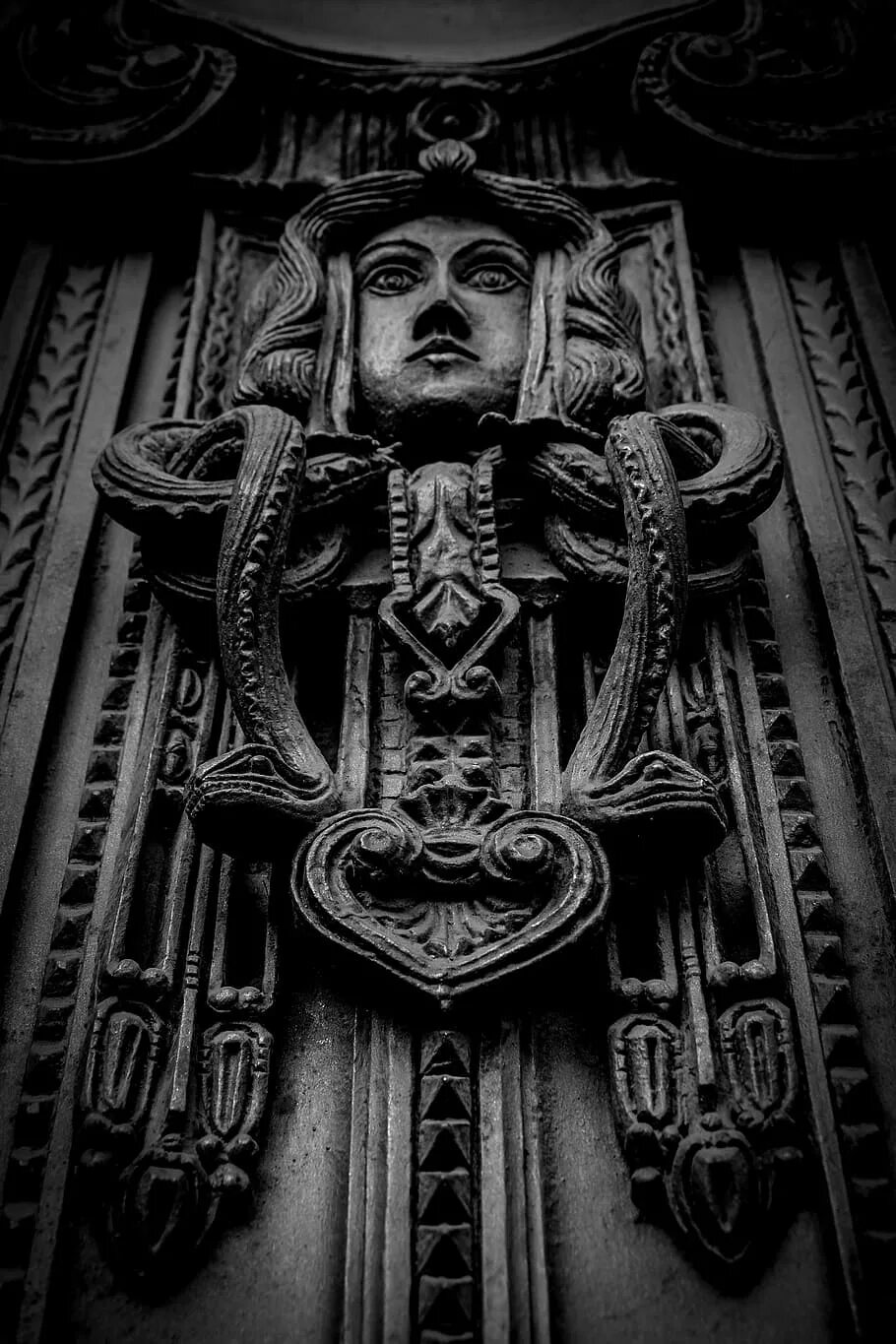 Двери церкви санта сабина вознесение. Михаила в гильдесгейме. Боги дверей китай. Бог янус у древних римлян. Янус древнеримский двуликий бог.