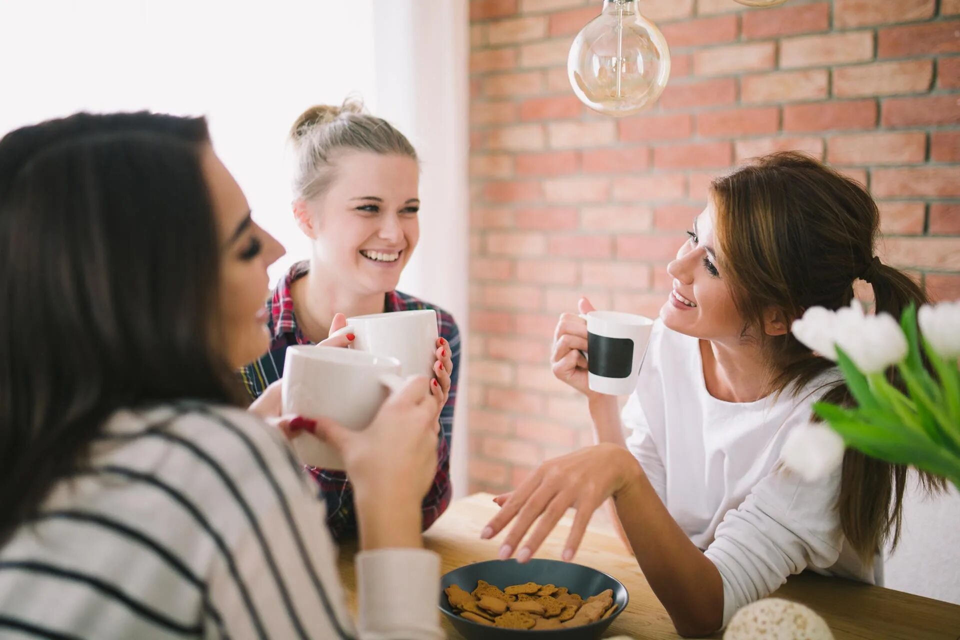 Женщина принимает на дому. Девушка пьет чай. Подруги пьют чай. Подруги за чашкой кофе. Чаепитие с подружками.
