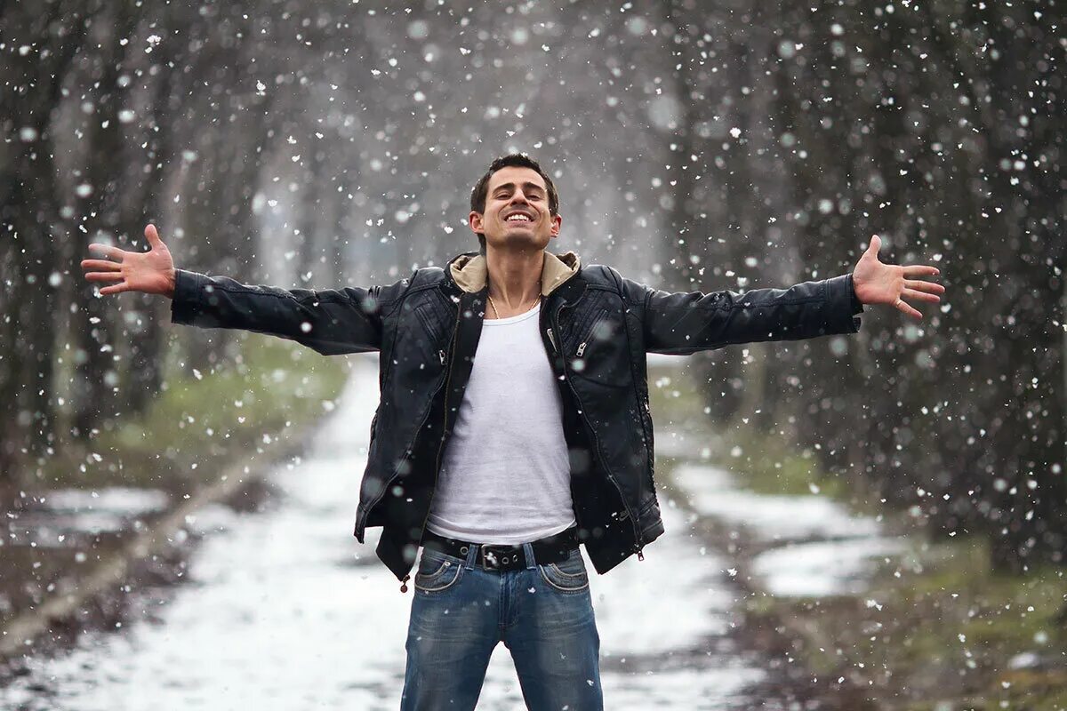Ловить ртом воздух. Парень зимой. Парень в снегу. Парень под снегом. Счастливый мужчина зимой.